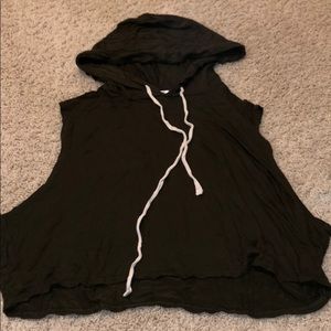 Sleeveless hooded shirt